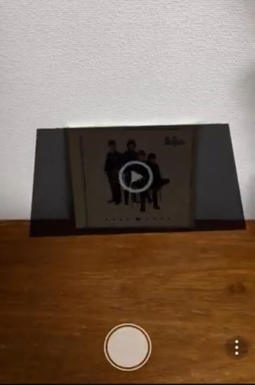 ARでCDにスマホカメラをかざして思い出の音楽を再生(ザ・ビートルズのCD)