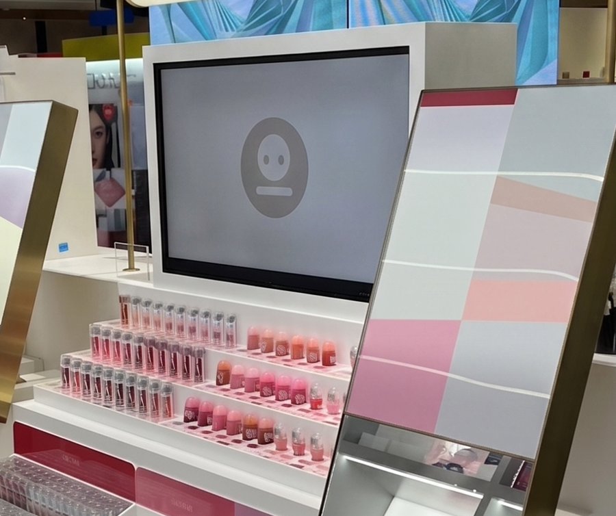 化粧品メーカーの店頭什器(モニター活用例)