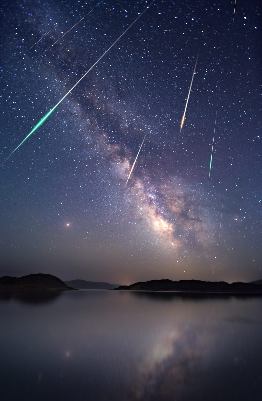 湖面に映る天の川と、夜空を流れるいくつもの流れ星