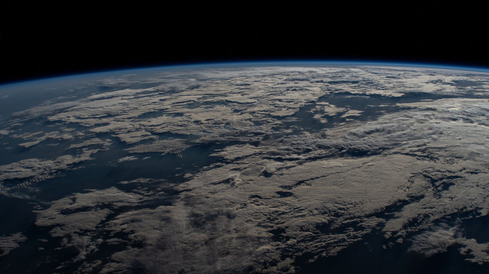 宇宙から見た地球の大気の層（画像：NASA）