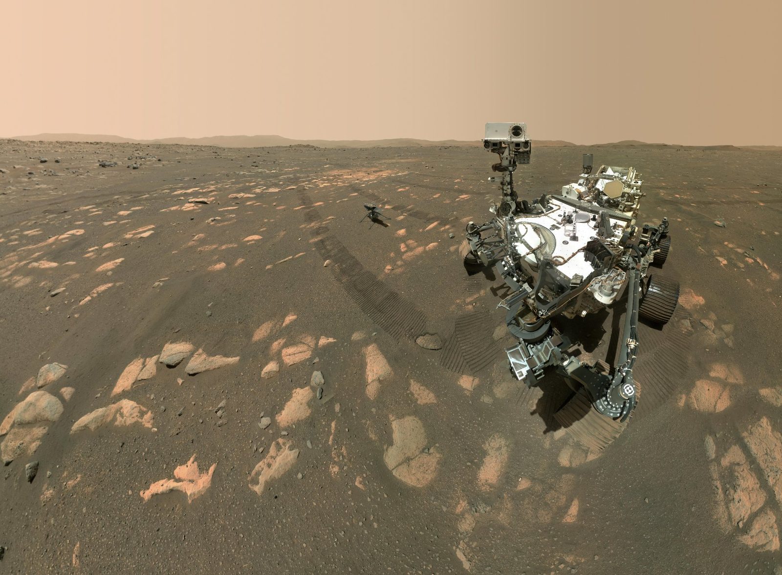 火星で撮影された探査車パーサヴィアランスと小型ヘリコプター・インジェニュイティの自撮り