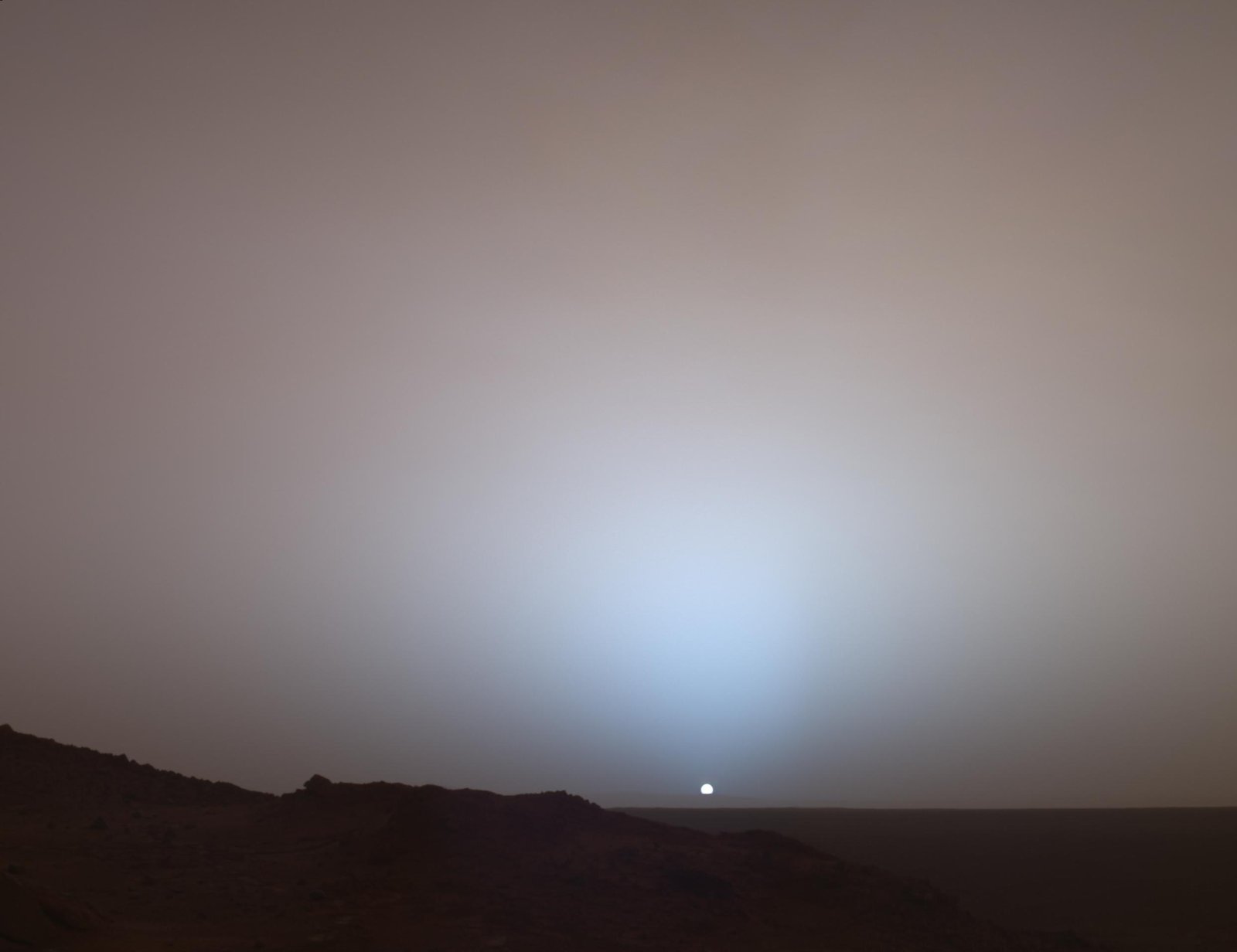 探査車スピリットが撮影した、青みがかった火星の夕暮れ