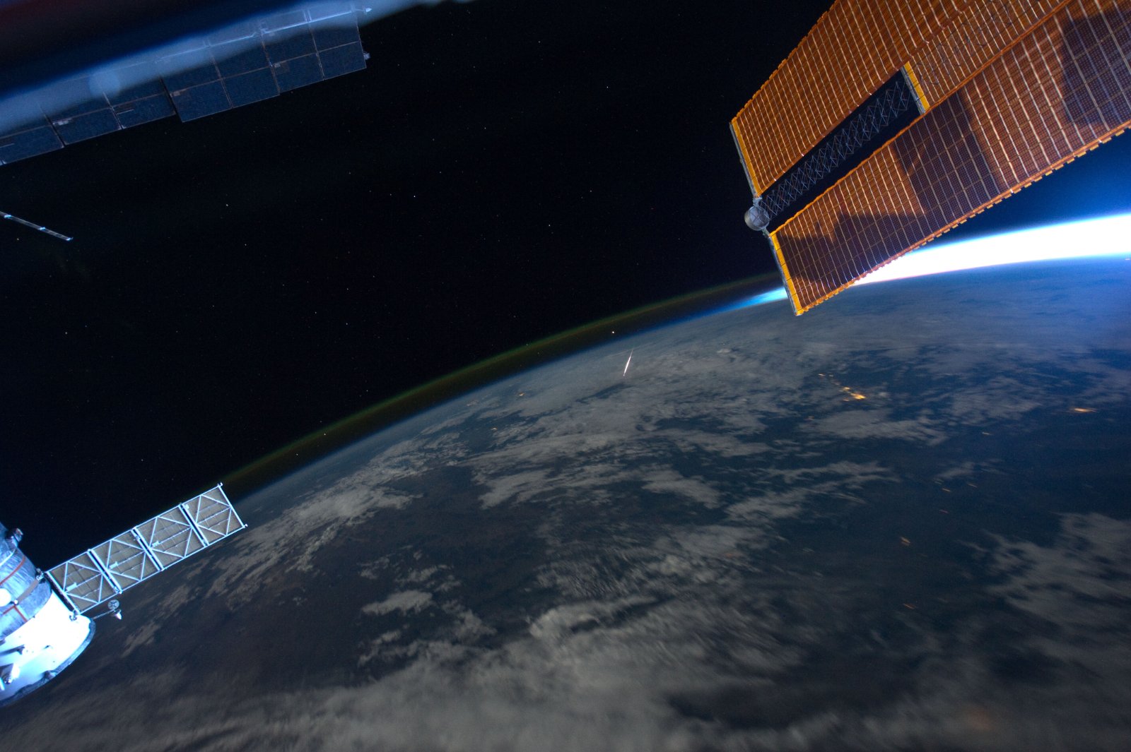 宇宙から見おろした流れ星（画像：NASA）