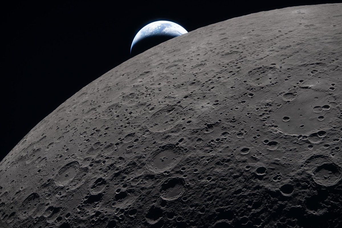クレーターの残る月（画像：NASA）