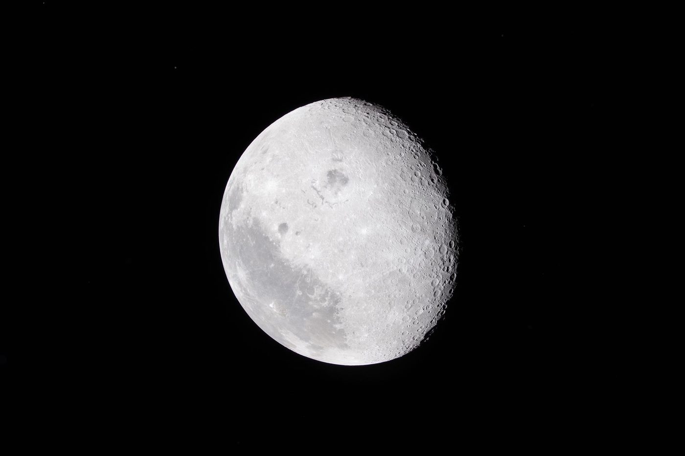 宇宙空間に浮かぶ、右側が欠けた月