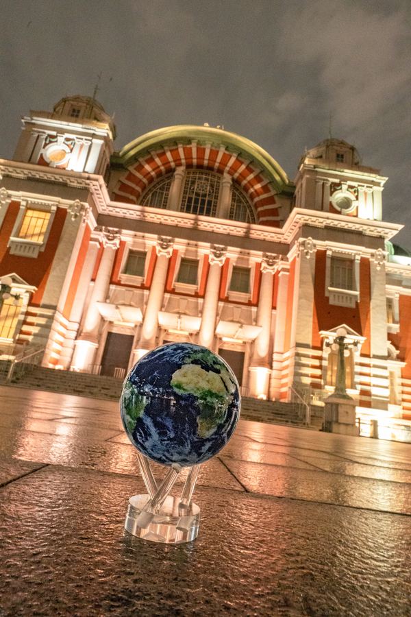 大阪・中之島の夜景とMOVA Globeを組み合わせて撮影した写真