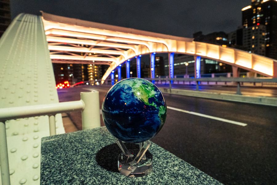 大阪・中之島の夜景とMOVA Globeを組み合わせて撮影した写真