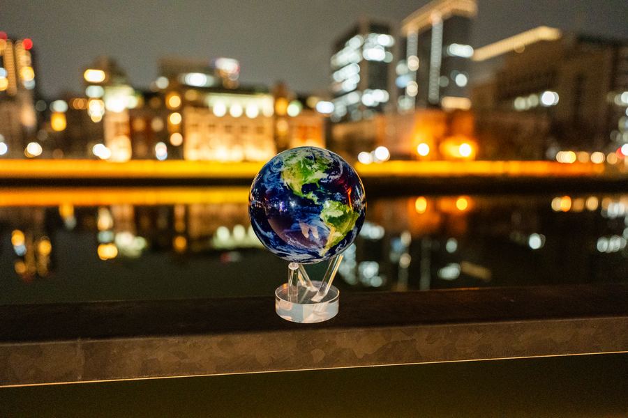 大阪・中之島の夜景とMOVA Globeを組み合わせて撮影した写真