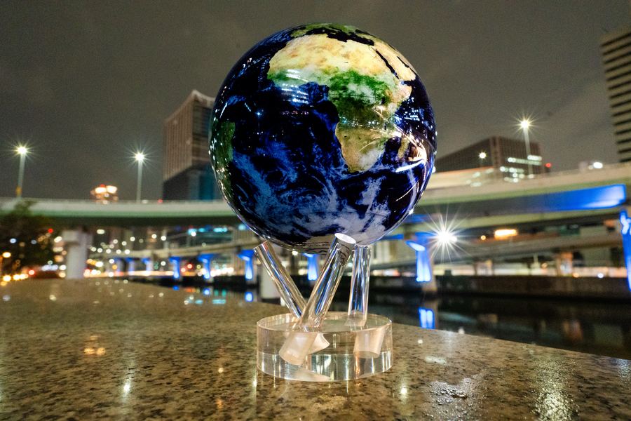 大阪・中之島の夜景とMOVA Globeを組み合わせて撮影した写真